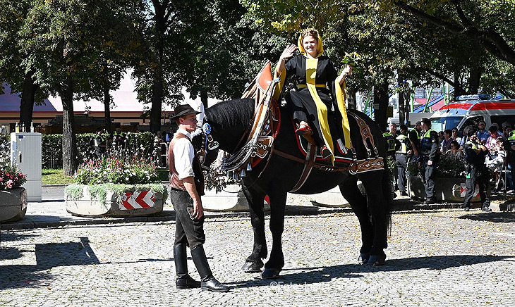 Münchner Kindl beim Trachten- und Schützenzug (©Foto: Ingrid Grossmann) 